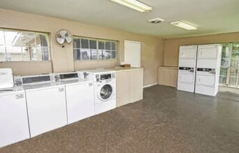 100 Justin Wy in Eagle Lake, TX - Building Photo - Building Photo