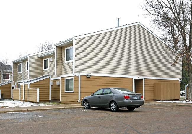 Clifton Townhomes-Shakopee in Shakopee, MN - Foto de edificio - Building Photo