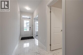 7482 Sherrilee Cres in Niagara Falls, ON - Building Photo - Building Photo