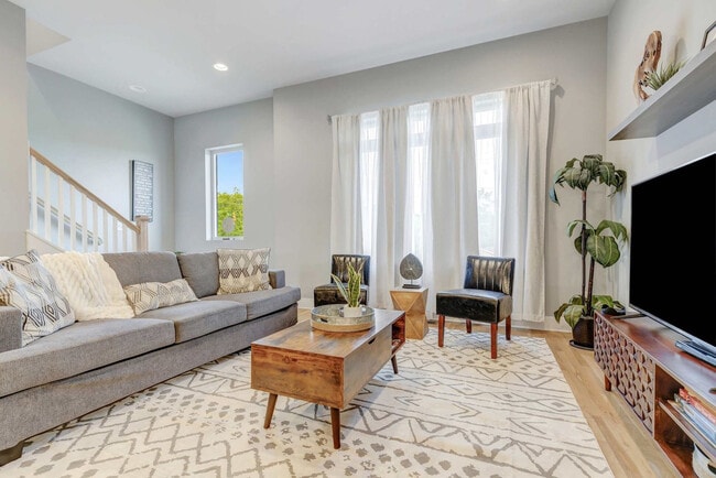 978 Youngs Ln in Nashville, TN - Foto de edificio - Building Photo