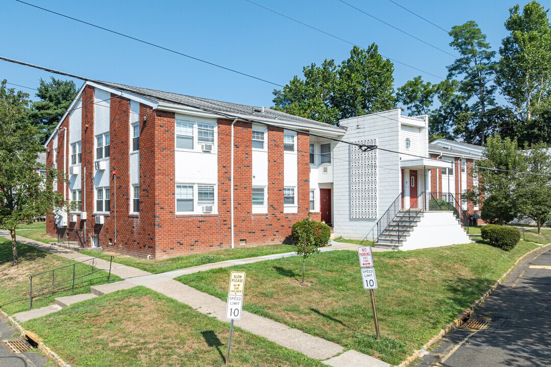 MEADOWBROOK GARDENS APARTMENTS in Parsippany, NJ - Building Photo