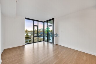 889 Ave Sq NE in Bellevue, WA - Building Photo - Building Photo