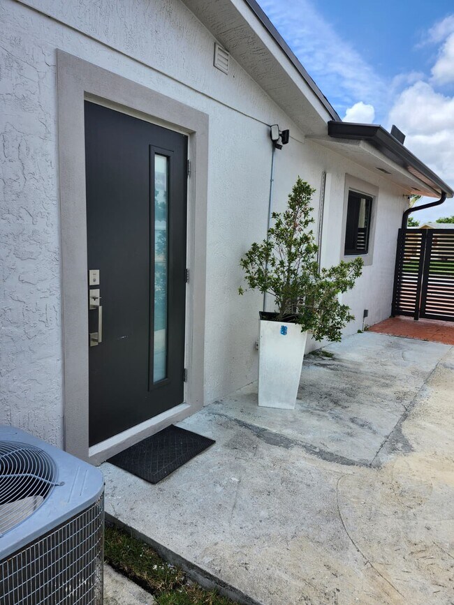 1901 NW 93rd Ave in Pembroke Pines, FL - Building Photo - Building Photo