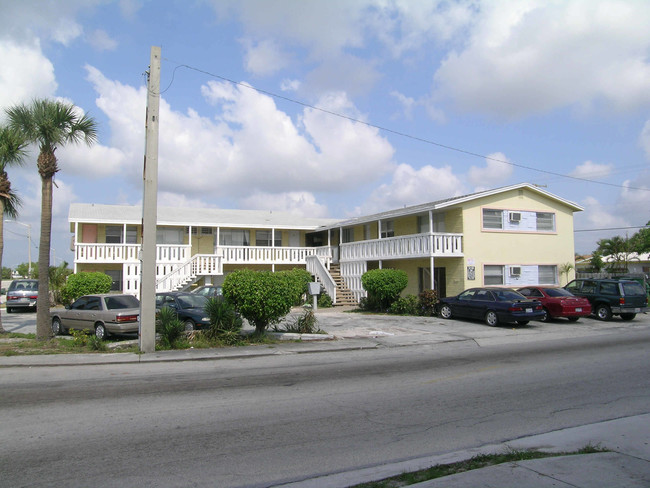 1200 W Blue Heron Blvd in West Palm Beach, FL - Building Photo - Building Photo