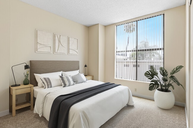 Diplomat Apartments in San Diego, CA - Building Photo - Building Photo