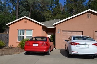 634 Pearl Pl in Diamond Springs, CA - Foto de edificio - Building Photo