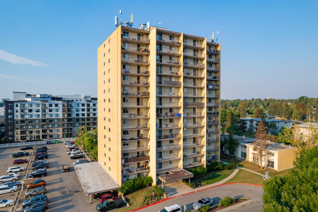 Coventry Place in Calgary, AB - Building Photo