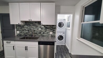 252 N State St, Unit 2FL in Ansonia, CT - Foto de edificio - Building Photo