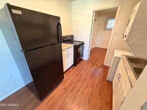 6802 W Glendale Ave in Glendale, AZ - Foto de edificio - Building Photo