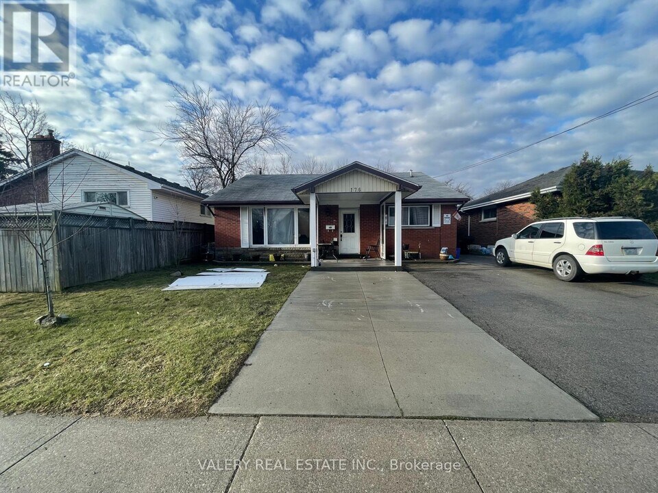 176 Fennell Ave E in Hamilton, ON - Building Photo