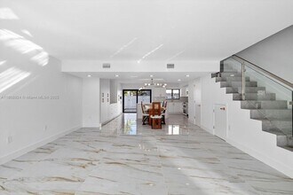 16449 NE 26th Ave in North Miami Beach, FL - Foto de edificio - Building Photo
