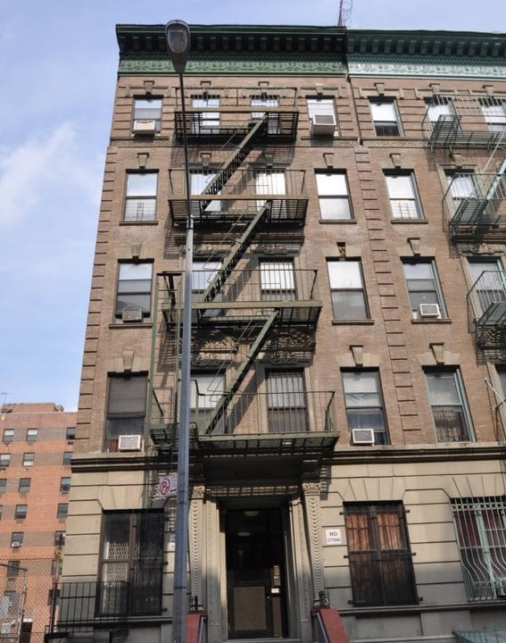 273 W 140th St in New York, NY - Building Photo