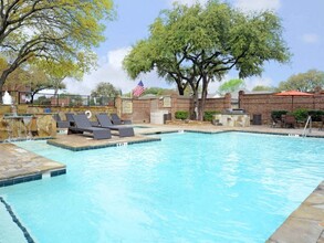 Trinity Village Apartments in Dallas, TX - Foto de edificio - Building Photo