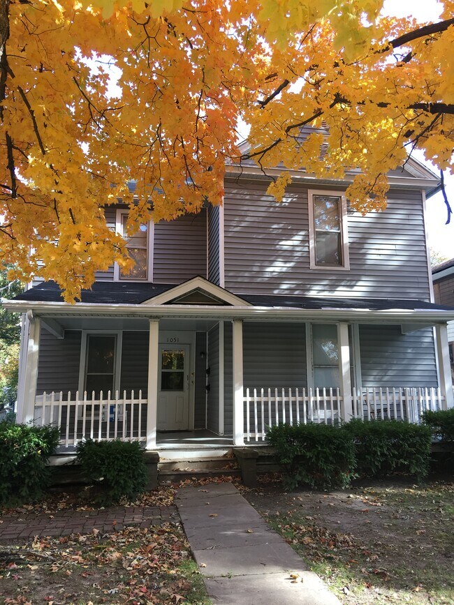 1051 7th St Apartments and Nearby Charleston Apartments For Rent