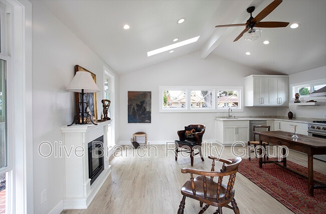 13430 Debby St in Los Angeles, CA - Building Photo - Building Photo