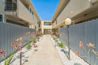 Embassy Terrace in North Hollywood, CA - Foto de edificio - Building Photo