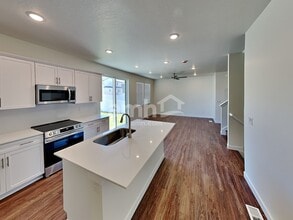 4708 W Ore Strm Rd in West Jordan, UT - Foto de edificio - Building Photo