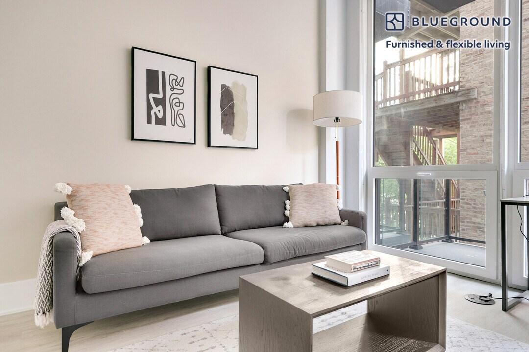 812 W Adams St in Chicago, IL - Building Photo