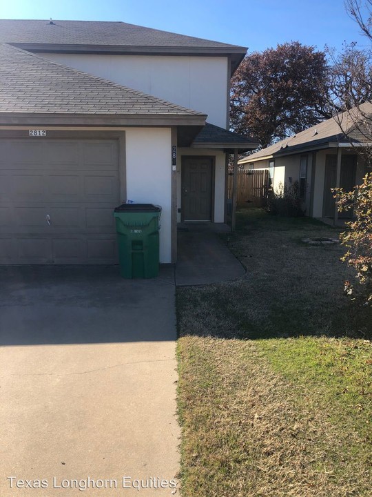 2812 James in Granbury, TX - Foto de edificio
