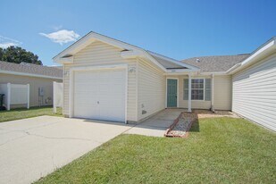8061 Stonebrook Dr in Pensacola, FL - Building Photo
