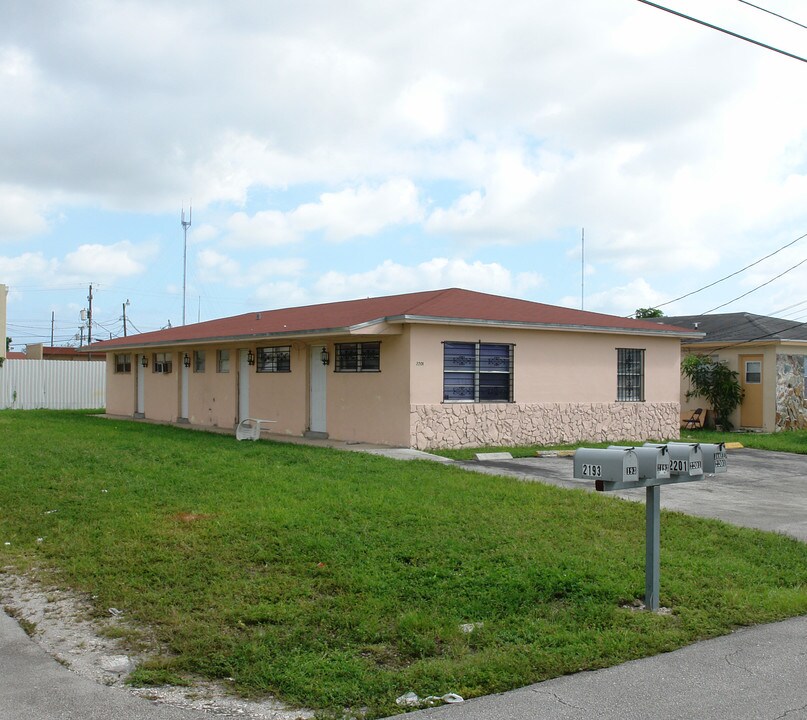 2193-2201 SW 61st Ave in Miramar, FL - Building Photo