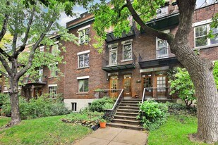 923 Av. Davaar in Outremont, QC - Building Photo
