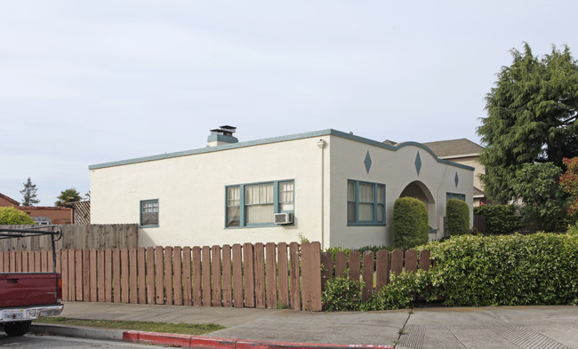 453 Roosevelt Ave in Redwood City, CA - Building Photo - Building Photo