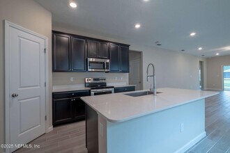 7343 Hilladale Creek Ln in Jacksonville, FL - Building Photo - Building Photo
