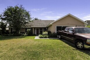 4461 Abaco Dr in Tavares, FL - Building Photo