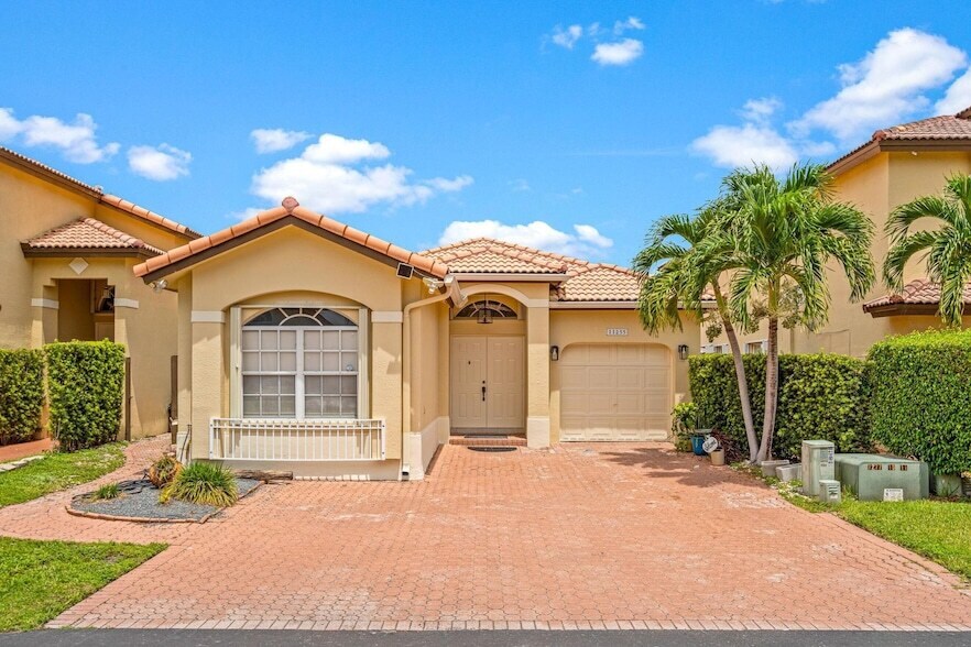 11255 NW 53rd Ln in Doral, FL - Building Photo