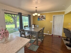 20245 Independence Dr, Unit B in Brookfield, WI - Foto de edificio - Building Photo