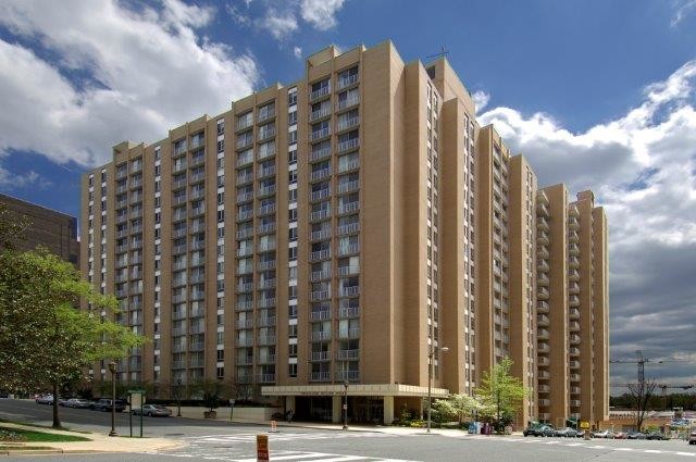 Highland House West in Chevy Chase, MD - Building Photo - Building Photo