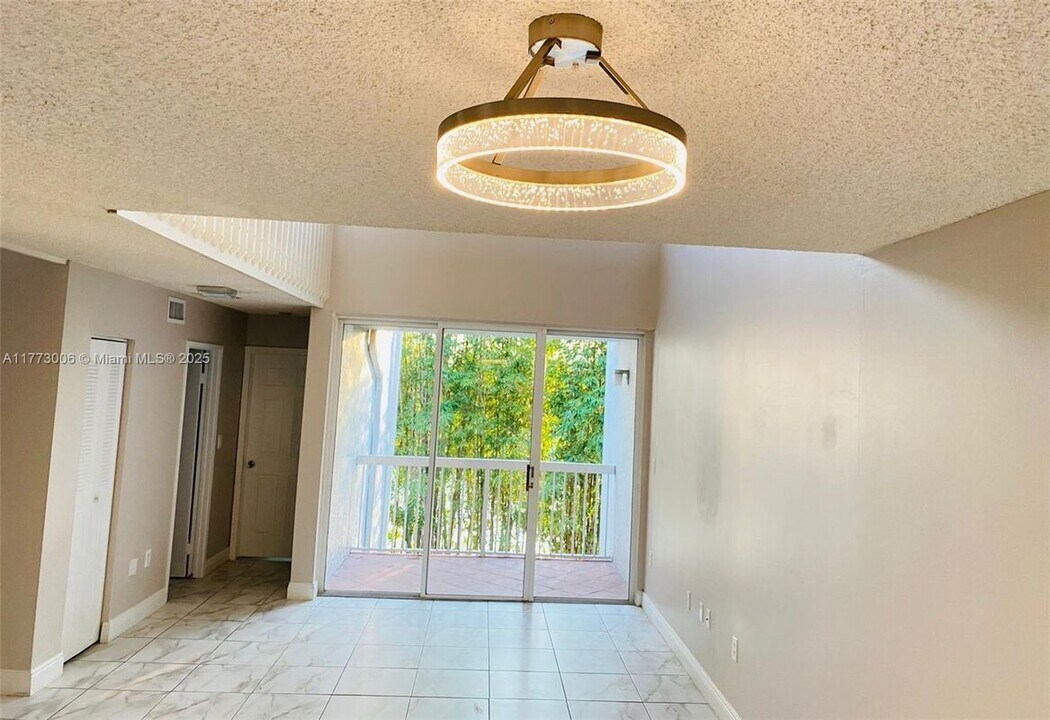 4654 NW 97th Pl in Doral, FL - Building Photo