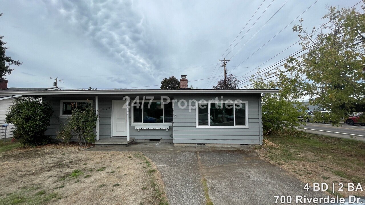 700 Riverdale Dr in Gladstone, OR - Building Photo