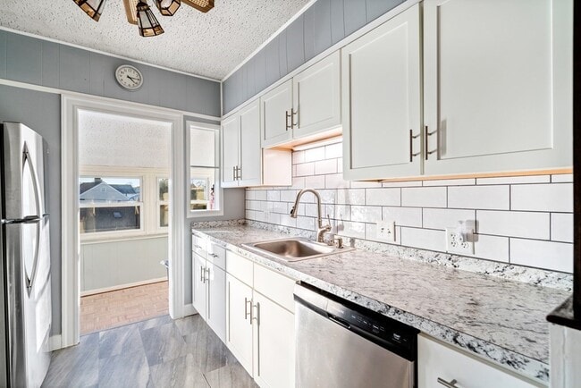 14 Windsor Rd, Unit 1 in Medford, MA - Building Photo - Building Photo