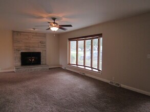 233 Manor Dr in Riverdale, IA - Foto de edificio - Building Photo