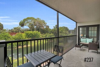 600 Neapolitan Way in Naples, FL - Building Photo - Building Photo