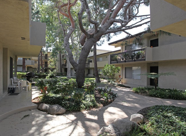 Garnet Victoria Apartments in Torrance, CA - Foto de edificio - Building Photo