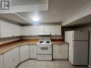 5738 Knights Dr in Ottawa, ON - Building Photo - Building Photo