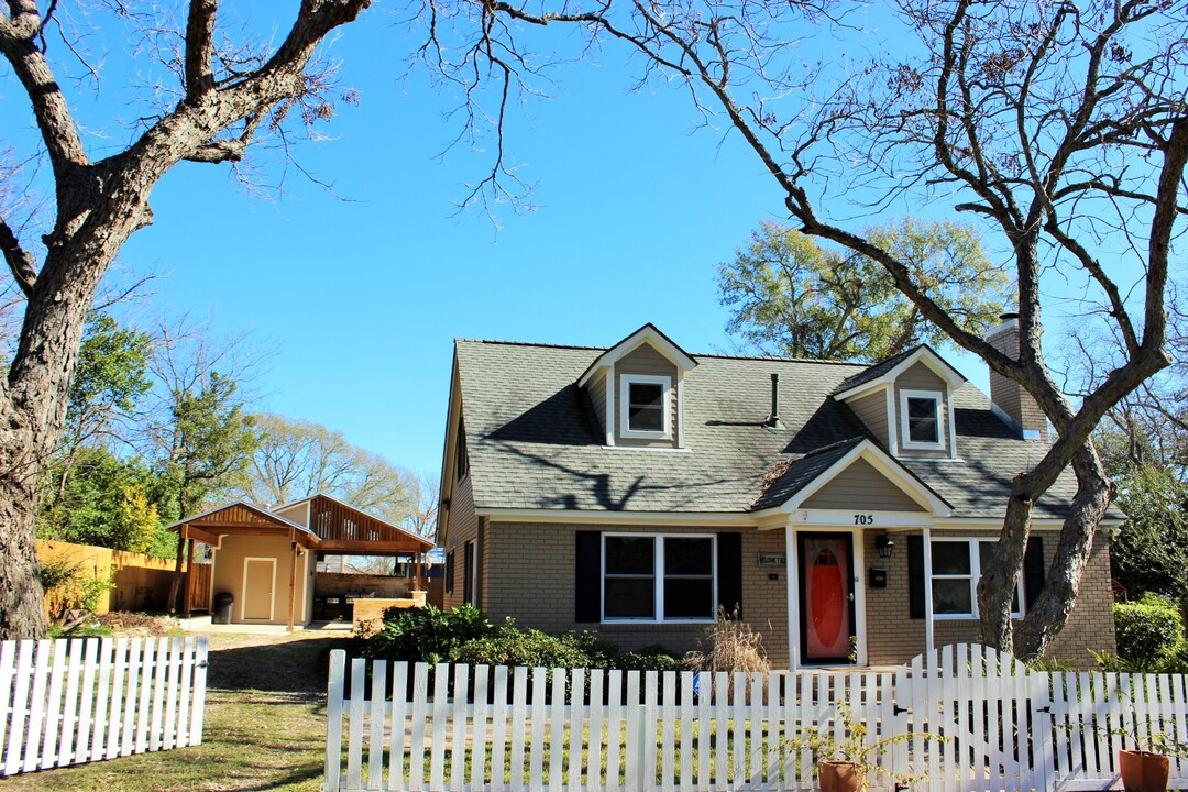 705 S Baylor St in Brenham, TX - Building Photo