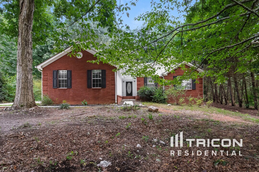 85 Parkwood Dr in Covington, GA - Foto de edificio