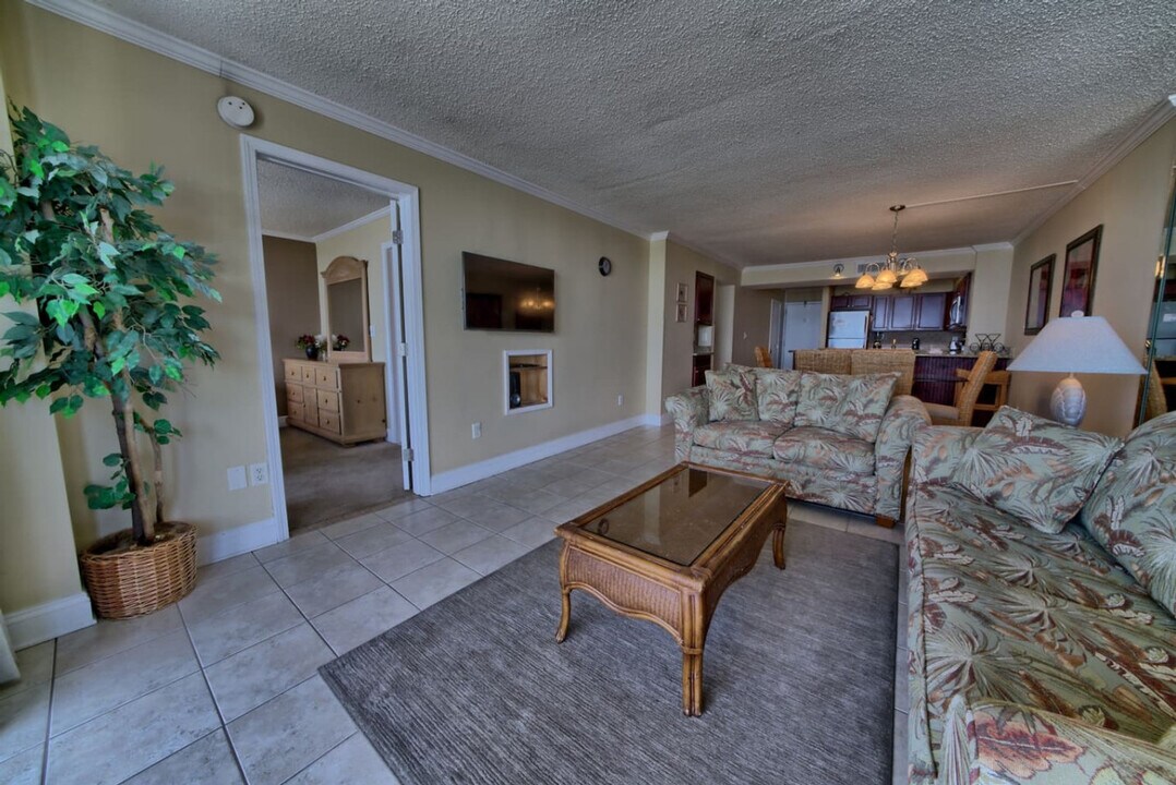7205 Thomas Dr in Panama City Beach, FL - Building Photo