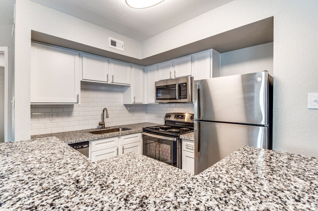 6499 Bermuda Dunes Dr in Houston, TX - Building Photo