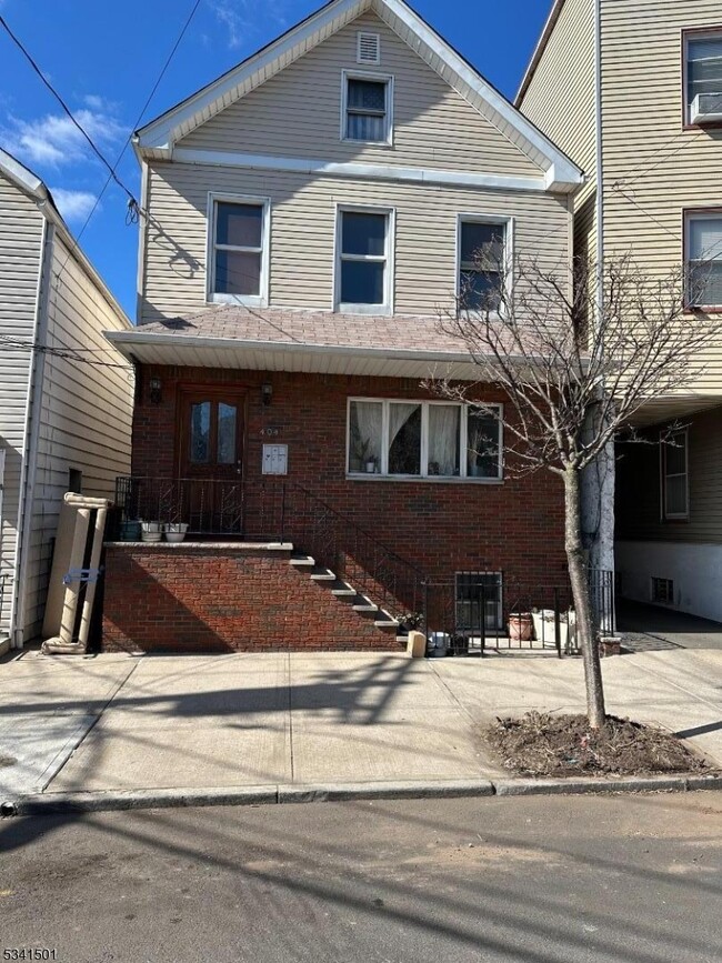 property at 404 N 3rd St