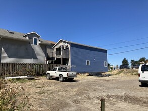 176 NE Bridgeton Rd in Portland, OR - Building Photo - Building Photo