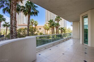 2857 Paradise Rd in Las Vegas, NV - Foto de edificio - Building Photo