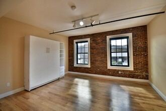 805 Main St in Fitchburg, MA - Building Photo - Interior Photo