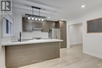 2520 Bloor St W in Toronto, ON - Building Photo - Building Photo