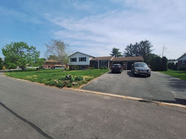 property at 2114 Huntington Rd