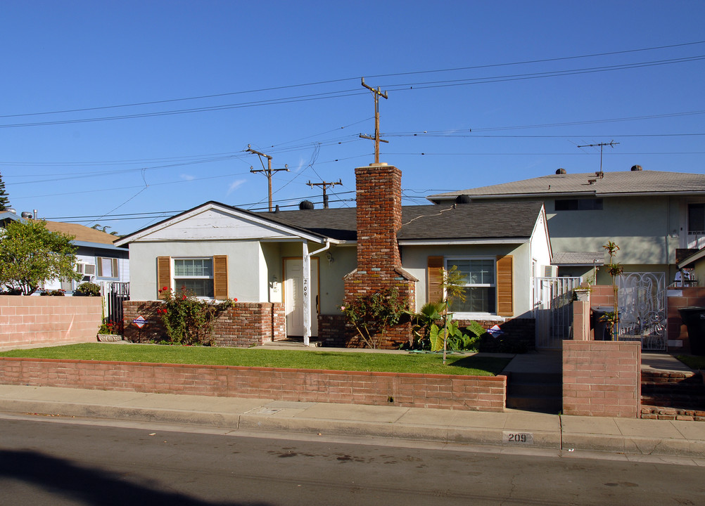 209-215 W Ramona Rd in Alhambra, CA - Building Photo